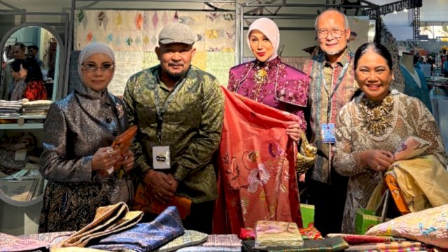 Kepala Bank Indonesia Sulawesi Selatan, Rizki Ernadi Wimanda (kedua kanan) saat mengunjungi booth BI Sulsel di Pameran Karya Kreatif Indonesia (KKI), di JICC Jakarta, kemarin. (Dok. Humas BI)