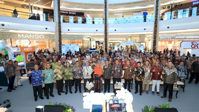 OJK memperkuat literasi dan inklusi keuangan syariah dengan menggelar EKSiS 2026 di Kota Kasablanka, Jakarta. Pameran ini diisi oleh puluhan booth dari PUJK. (Dok. Otoritas Jasa Keuangan)