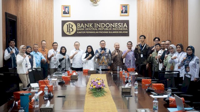 Foto bersama antara jajaran BI Sulsel, Pemerintah Provinsi Sulawesi Selatan dan jajaran terkait usai melaksanakan Forum Diskusi Kajian IMTI 2026, di Ruang Rapat Sipakainge, Kantor BI Sulsel, kemarin. (Dok. Humas BI Sulsel)