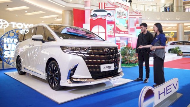 Salah satu pengunjung saat melihat kendaraan Toyota yang didisplay pada pameran otomotif "Toyota Merdeka: Semua Serba Bisa", di Atrium Trans Studio Mall (TSM) Makassar, kemarin. (Dok. Kalla Toyota)