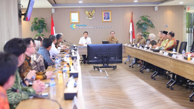Lima perusahaan asuransi dan tujuh jaringan rumah sakit melakukan penandatanganan kerjasama dalam upaya mendorong layanan asuransi kesehatan yang optimal dan murah bagi masyarakat. (Dok. Otoritas Jasa Keuangan)