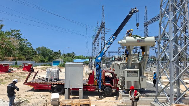 Petugas PLN menggunakan kendaraan crane khusus untuk memasang komponen Transformator Daya (Trafo) 30 MVA di Gardu Induk Marisa. (Dok. Humas PLN UIP Sulawesi)