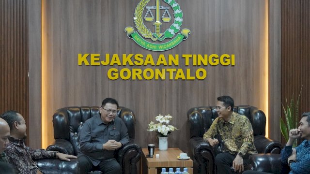 General Manager PLN UIP Sulawesi, I Gusti Made Aditya San Adinatha (kanan), berbincang santai dan akrab dengan Kepala Kejaksaan Tinggi Gorontalo, Sumurung P. Simaremare (kiri) di sela-sela kunjungan, di Kantor Kejati Gorontalo, kemarin. (Dok. Humas PLN UIP Sulawesi)