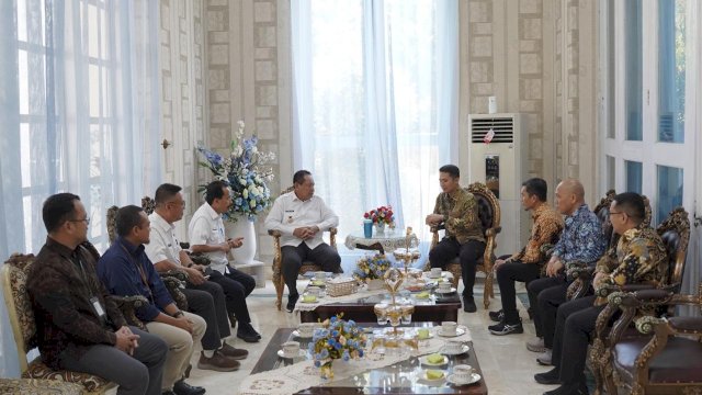 Suasana audiensi jajaran manajemen PT PLN (Persero) UIP se-Regional Sulutenggo dengan Gubernur Gorontalo, Gusnar Ismail, di Rumah Jabatan Gubernur Gorontalo, kemarin. (Dok. Humas PLN UIP Sulawesi)