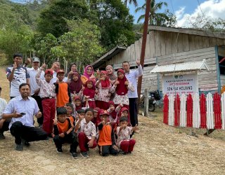 Menembus Jalan Terjal Demi Ilmu: Ketika Semangat Belajar Anak-Anak Holiang Tak Pernah Surut