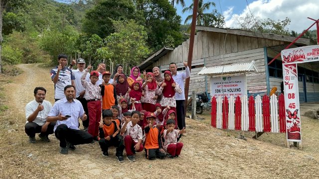 Guru dan siswa-siswi UPTD SDN 144 Holiang di Dusun Holiang, Desa Cenrana, Kecamatan Camba, Kabupaten Maros berfoto di depan sekolahnya. (Dok. Istimewa) 
