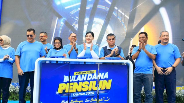 Ketua Dewan Komisioner OJK, Friderica Widyasari Dewi, Kepala Eksekutif Pengawas Perasuransian, Penjaminan, dan Dana Pensiun OJK, Ogi Prastomiyono dan sejumlah jumlah pejabat pemerintahan saat menghadiri peluncuran Bulan Dana Pensiun 2026, di Kawasan Senayan, Jakarta. (Dok. Otoritas Jasa Keuangan) 