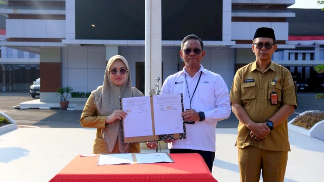 Bupati Gowa, Sitti Husniah Talenrang berfoto bersama Kepala Cabang PT Taspen Makassar, Fanny Yudha Widyanto usai melakukan penandatanganan kerjasama terkait jamimam kesejahteraan dan perlindungan bagi ASN dan PPPK pada rangkaikan Apel Pagi Bersama, di Lapangan Upacara Kantor Bupati Gowa, Senin, (07/09/2026). (Dok. Humas Gowa) 