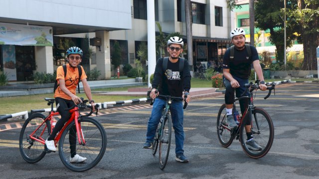 Pengawai PLN UIP Sulawesi saat mengenakan sepeda ke kantor pada program Clean Energy Day yang diberlakukan setiap jumat setiap minggunya. (Dok. Humas PLN UIP Sulawesi) 
