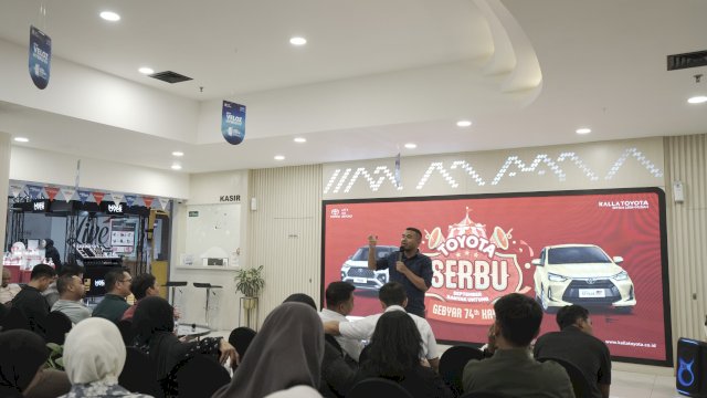 Marketing General Manager Kalla Toyota, Suliadin saat memberikan pemaparan dalam Prescon Toyota Serbu, di Kalla Toyota Mal Ratu Indah (MaRI) Makassar, Selasa, (08/09/2026). (Dok. Kalla Toyota) 
