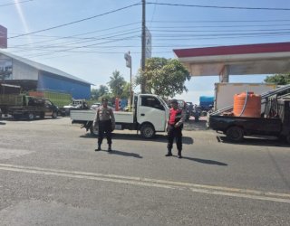 Patmor Polres Bulukumba Turun Atur Lalu Lintas di SPBU, Cegah Kemacetan