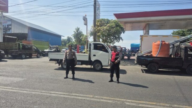 Patmor Polres Bulukumba Turun Atur Lalu Lintas di SPBU, Cegah Kemacetan