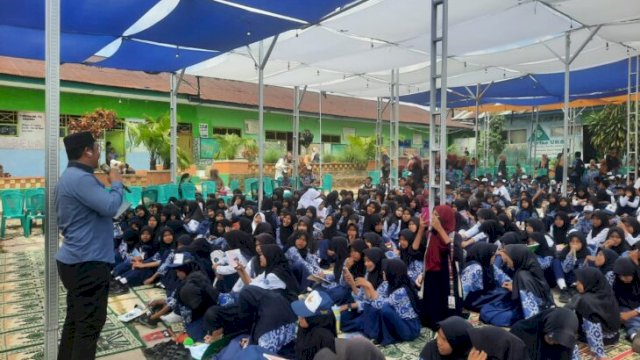 Kasat Res Narkoba Polres Bulukumba, AKP Salehuddin saat memberikan pemaparan dan arahan kepada ratusan siswa SMP N. 40 Bulukumba terkait bahaya narkoba. [IST]