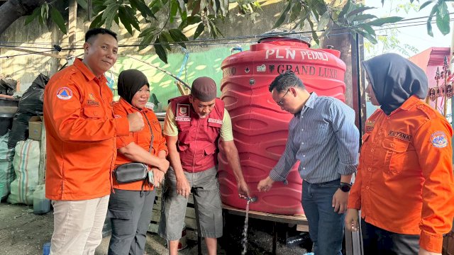 PLN UIP Sulawesi berikan bantuan 18 unit tandon di Kelurahan Kaluku Bodoa, Kecamatan Tallo, Kota Makassar. Bantuan ini sebagai upaya memperkuat kesiapsiagaan Kaltana Kaluku Bodoa dalam menghadapi kekeringan. (Dok. Humas PLN UIP Sulawesi) 