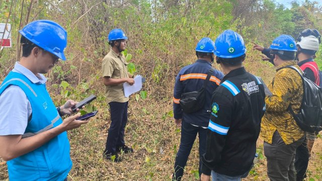 Tim PLN bersama peserta pelelangan melakukan pengecekan langsung kondisi lahan rencana pembangunan PLTMG Baubau-2 30 MW di Kelurahan Kolese, Kecamatan Lea-Lea, Kota Baubau. (Dok. Humas PLN UIP Sulawesi) 