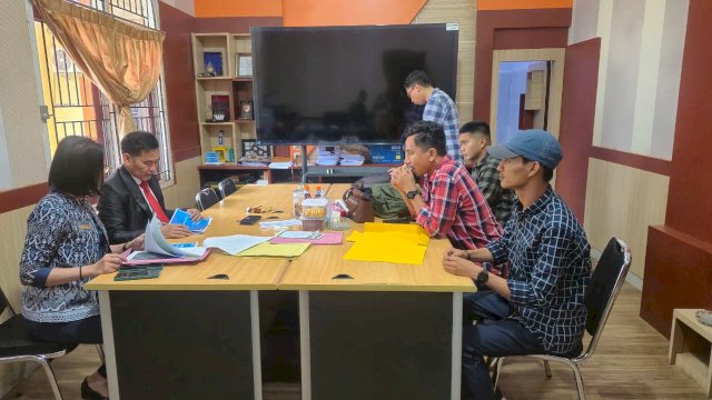 Petugas PLN UPP Sulawesi Selatan melakukan rapat koordinasi bersama Kepala BPKAD Morowali Utara, Delfia Parenta (berbaju batik), Kepala Bidang Aset, dan staf terkait di Ruang Rapat Kantor BPKAD Morowali Utara. (Dok. Humas PLN UIP Sulawesi)