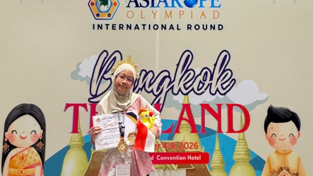 Aeshyazidni Nafizah Gasba, siswi kelas VI Al-Ghofur SD Islam Athirah Bukit Baruga menjadi peraih medali emas dalam ajang ASIAROPE English International Olympiad 2026 di Bangkok, Thailand. (Dok. Sekolah Islam Athirah Makassar) 
