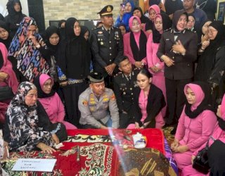 Kehilangan Sosok Personel, Kapolres Bulukumba Melayat ke Rumah Duka AIPDA Syarifuddin