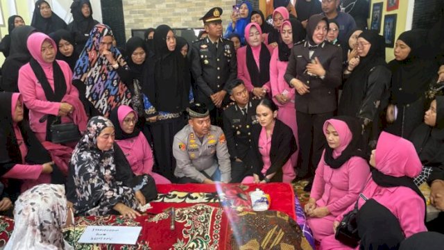 Kapolres Bulukumba AKBP Stephanus Luckyto, A.W., didampingi Ketua Bhayangkari Cabang Bulukumba Ny. Indah Luckyto, beserta jajarannya saat melayat ke rumah duka. [IST]