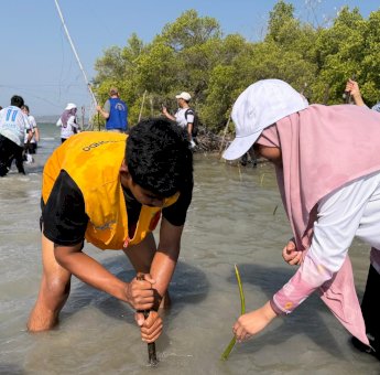 133 Siswa SMP Islam Athirah Makassar Diajak Jaga Lingkungan Dengan Tanam Mangrove