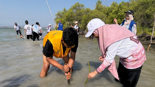 Melalui Field Trip Science, SMP Islam Athirah Makassar mengajak para siswa menjaga lingkungan dengan menanam mangrove, di PPLH Puntondo, Dusun Puntondo, Desa Laikang, Kecamatan Mangarabombang, Kabupaten Takalar. (Dok. SMP Islam Athirah Makassar) 