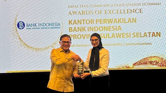 Deputi Kepala Perwakilan Bank Indonesia Sulawesi Selatan, Firman Hidayat saat menerima penghargaan dalam ajang IABC Indonesia Awards 2026. (Dok. Humas BI Sulsel)