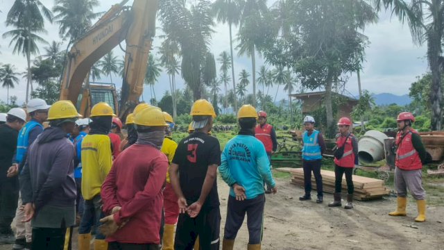 Potret Tim tengah mengikuti briefing sebelum pelaksanaan pekerjaan First Stringing SUTT 150 kV Bungku&ndash;Pelanggan PT ACN untuk memastikan kesiapan pekerjaan dan penerapan prosedur keselamatan. (Dok. Humas PLN UIP Sulawesi)