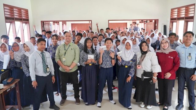 OJK Sulselbar menggelar Edukasi Keuangan sekaligus memfasilitasi pembukaan pelajar di SMP 1 Pasangkayu, belum lama ini. (Dok. OJK Sulselbar) 