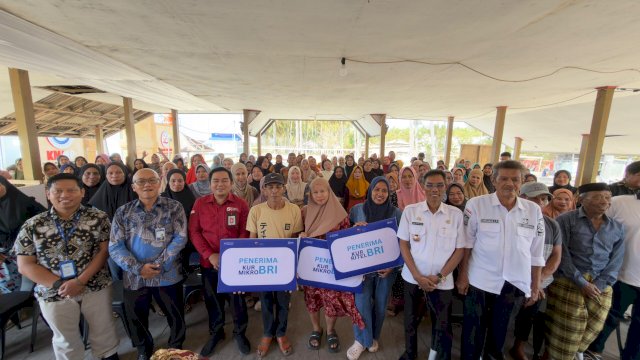 OJK Sulselbar melalui sinergi program EKI dan KNMP menggelar edukasi keuangan kepada masyarakat pesisir di Desa Balangloe, Kabupaten Jeneponto beberapa waktu lalu. (Dok. OJK Sulselbar) 