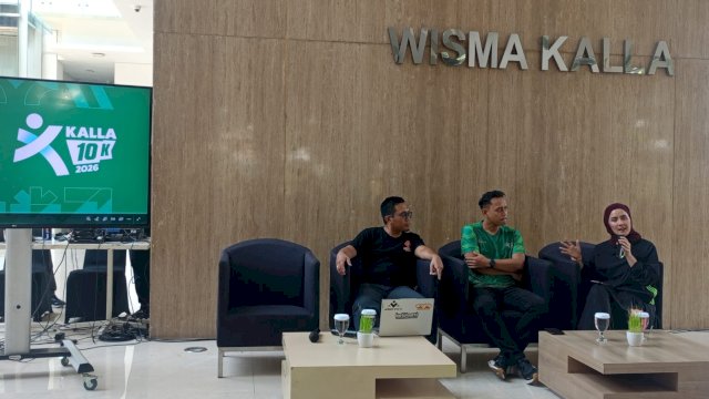 Dari kiri ke kanan, Strategic Marketing & Customer Experience Department Head KALLA, Yessi Reski Mulia, Ketua Panitia KALLA 10K 2026, Imam Asy&rsquo;ari, dan Race Director Afindo Race ID, Rijal Mukarram dalam Prescon KALLA 10K, di Wisma KALLA, Rabu, (23/09/2026). (Dok. Chaerani/Republiknews.co.id) 
