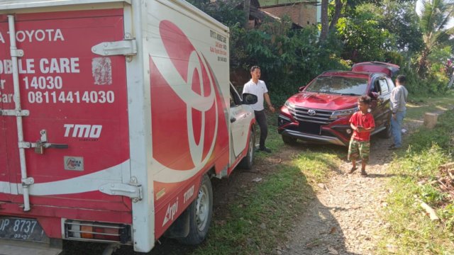 Layanan Kalla Toyota Extra Care saat memberikan pertolongan pada kendaraan pelanggan yang mengalami kondisi darurat dalam perjalanan. (Dok. Kalla Toyota) 
