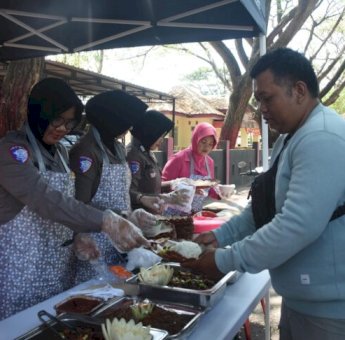 Keren, Polisi di Bulukumba Bagi-bagi Makan Gratis Setiap Jumat