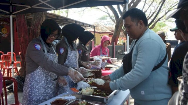 Polwan Polres Bulukumba Bagikan Makanan Gratis Kepada Masyarakat dalam program Jumat Berkah. [FOTO: IST]
