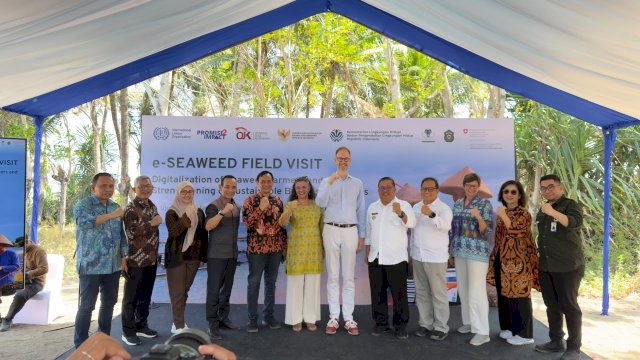 Kepala OJK Sulselbar, Moch. Muchlasin (keempat kanan) dan berbagai pemangku kepentingan saat menghadiri peluncuran implementasi platform e-Seaweed di KIMA, kemarin. (Dok. OJK Sulselbar) 
