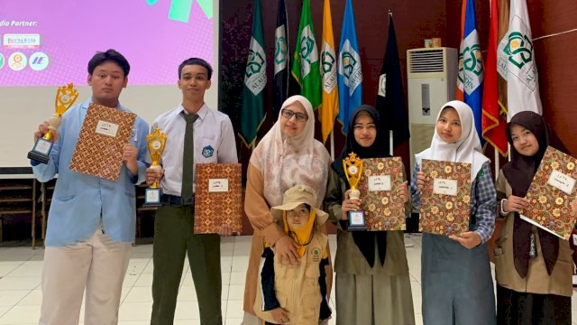 Siswa SMA Islam Athirah Bone meraih tiga penghargaan dalam ajang Alkali Contest 2026 yang diselenggarakan oleh Himpunan Mahasiswa Kimia UIN Alauddin Makassar. (Dok. Sekolah Islam Athirah)