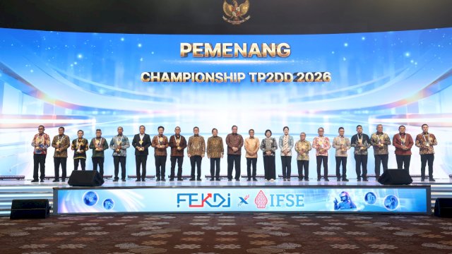 Kota Makassar dan Kabupaten Bone berhasil menerima penghargaan pada pelaksanaan TPID Award 2026 dan Championship TP2DD 2026, di sela-sela pelaksanaan FEKDI x IFSE 2026, di JCC, kemarin. (Dok. Humas BI Sulsel) 