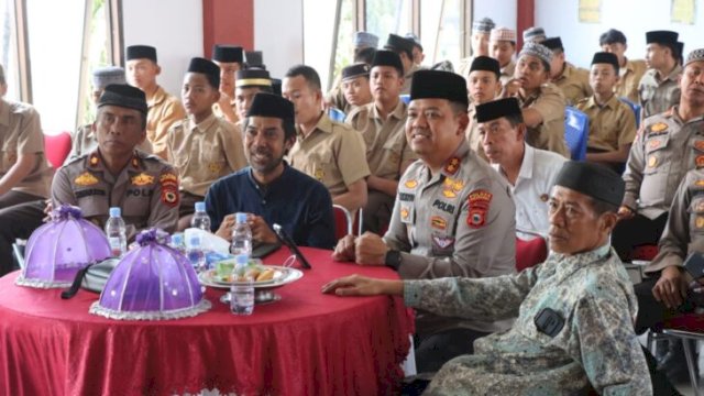 Ngaji Kebangsaan Gus Baha, Kapolres Bulukumba, AKBP Stephanus Luckyto, A.W. Bersama Pengurus pondok pesantren Babul Khaer serta ratusan Santri Panjatkan Doa untuk Indonesia. [Ist]