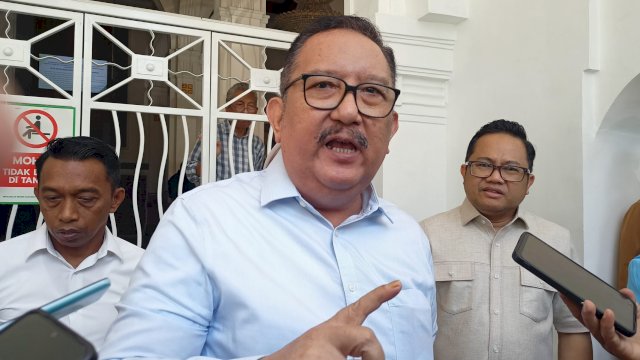 Mantan Wakil Ketua DPRD Sulsel, Ni'matullah saat memberikan keterangan pers usai menghadiri sidang kasus dugaan korupsi pengadaan bibit nanas di Pengadilan Negeri (PN) Makassar, Jalan RA Kartini, Makassar, Selasa (1/9/2026). (Foto: Istimewa)