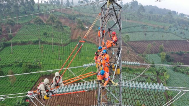 Ilustrasi pemeliharaan jaringan transmisi oleh petugas PLN sebagai bagian dari upaya menjaga keandalan dan kestabilan Sistem Sulbagsel. (Foto: Istimewa)
