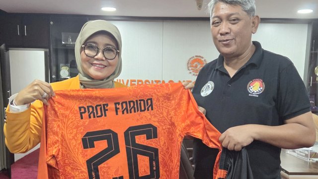 Plt Rektor UNM, Prof Farida Pattitingi (kiri) mendukung penuh terlaksananya pertandingan ekshibisi minisoccer bersama tim Jurnalis Alumni UNM. (Foto: Istimewa)