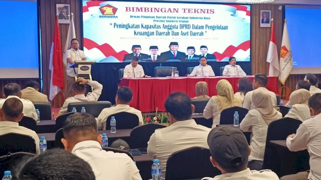 Sekretaris DPD Partai Gerindra Sulsel, Darmawangsyah Muin saat memberikan arahan dalam kegiatan bimtek anggota fraksi se-Sulsel di Arthama Hotel Makassar, Jalan Haji Bau, Rabu (2/9/2026). (Foto: Istimewa)