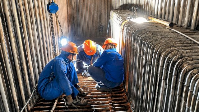 Petugas melakukan pekerjaan pemeliharaan pada fasilitas PLTU Jeneponto sebagai bagian dari upaya percepatan pemeliharaan infrastruktur ketenagalistrikan untuk menjaga keandalan Sistem Sulawesi Bagian Selatan (Sulbagsel). (Foto: Istimewa)