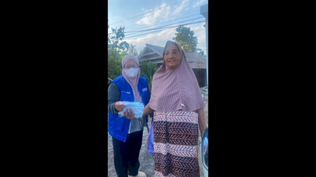 Ket: Fordes Matappa membagikan masker