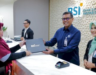 Di Momen Hari Pelanggan Nasional 2026, Dirut BSI Turun Langsung Sambut dan Layani Nasabah