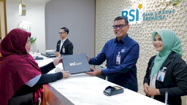 Direktur Utama PT Bank Syariah Indonesia (BSI), Anggoro Eko Cahyo, didampingi oleh petugas frontliner, melayani seorang nasabah wanita di Kantor Cabang BSI Jakarta The Tower, dalam rangka memperingati Hari Pelanggan Nasional (Harpelnas) 2026, Jumat (4/9/2026). (Foto: Istimewa)