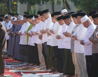 Kemarau Panjang, Wali Kota Makassar Bersama Warga Salat Istisqa di Al-Markaz