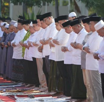 Kemarau Panjang, Wali Kota Makassar Bersama Warga Salat Istisqa di Al-Markaz