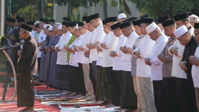 Wali Kota Makassar, Munafri Arifuddin, bersama jajaran Pemerintah Kota Makassar dan masyarakat melaksanakan Salat Istisqa di halaman Masjid Al Markaz Al-Islami, Sabtu (5/9/2026) pagi. (Foto: Istimewa)
