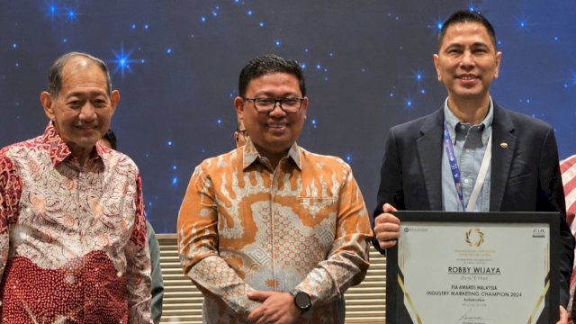 Chief Executive Officer (CEO) Kalla Toyota, Robby Wijaya (kanan) berhasil meraih penghargaan Sulawesi Selatan Industry Marketing Champion 2026 dalam rangkaian MMAF 2026 yang digelar MarkPlus. (Dok. Kalla Toyota)