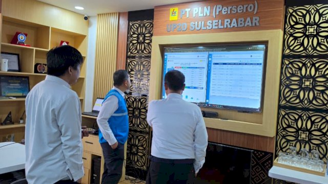 Monitoring langsung oleh General Manager PLN UID Sulselrabar, Edyansyah terkait kondisi sistem kelistrikan Sulbagsel secara realtime dan dipantau 24 jam. (Foto: Istimewa)